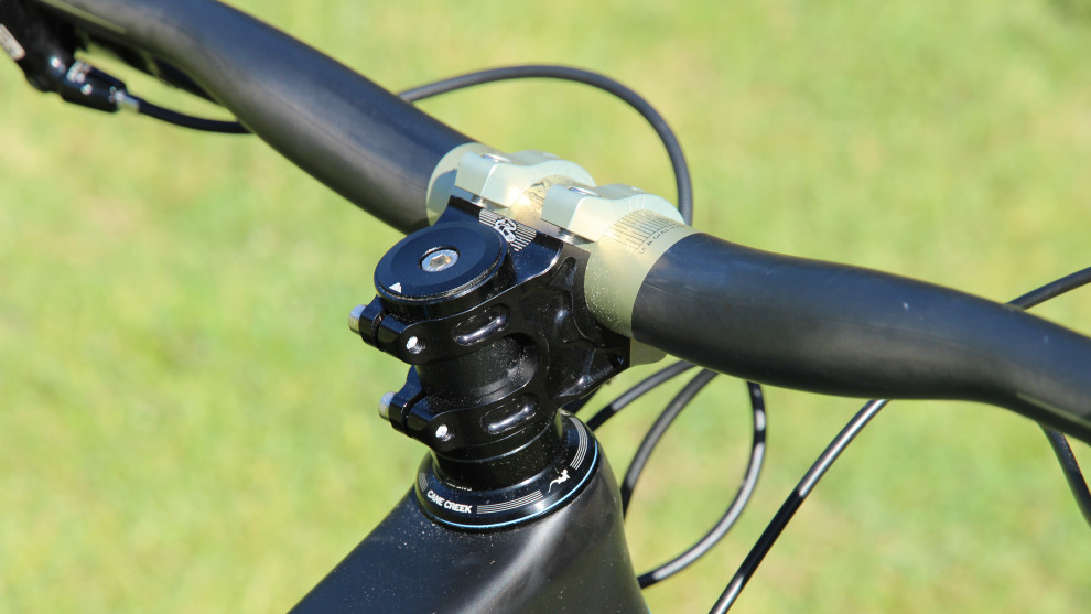 The long geometry allows you to fit a short stem without feeling cramped; our medium Strive came with a 40mm Renthal stem.